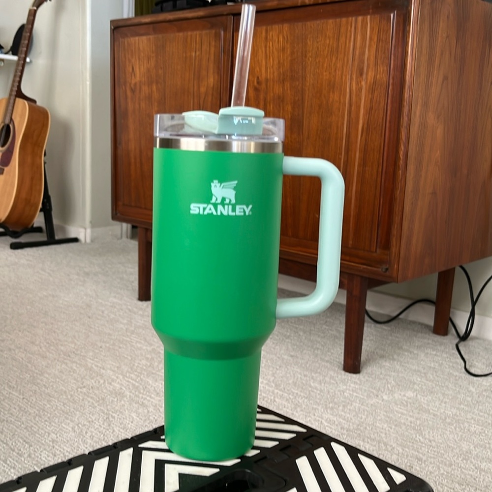 Stanley 40 oz Stainless Steel H2.0 FlowState Quencher Tumbler. Beautiful Green!